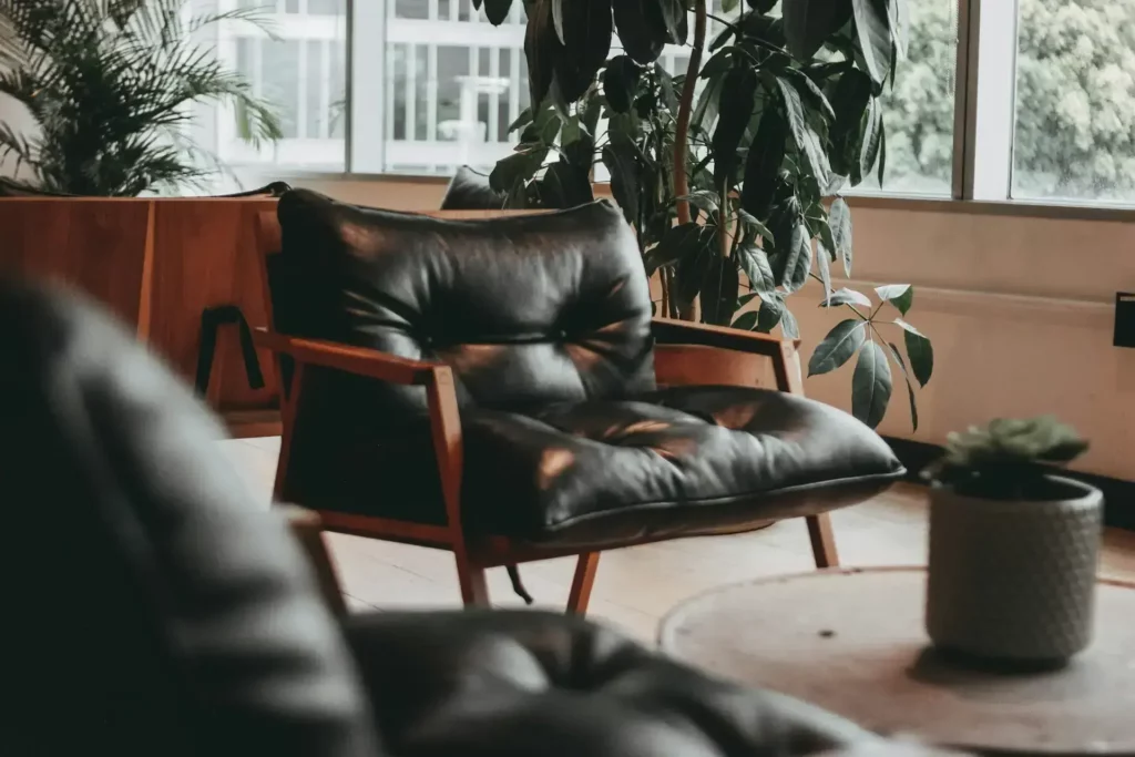 Photo d'un fauteuil en cuir noir design et élégant 